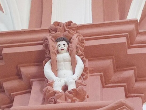 【文化】スペインの教会で天使像の修復失敗　文化遺産保護団体「修復とは言えない」と激怒