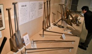 奈良県「農民の使った鍬とか鋤はデジタル保存して捨てよう」「おおそうじゃ。そうしよう」民俗博物館