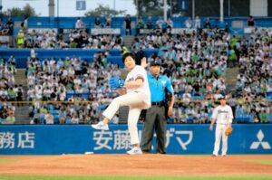 小池百合子知事が骨折し全治2カ月　ヤクルトー阪神戦の始球式で足痛める