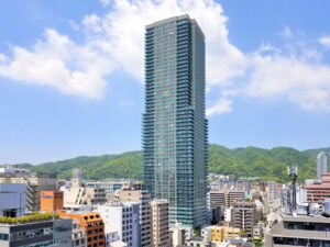 神戸市の人口が他都市を上回る形で減っている。タワーマンションがゴミ化する未来