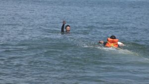 高波にさらわれ溺れた兄(13)と妹(9)を助けようとした男性、2人にしがみつかれて溺れる