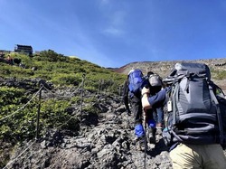 山で遭難して四日生き延びたけどなんか質問ある？