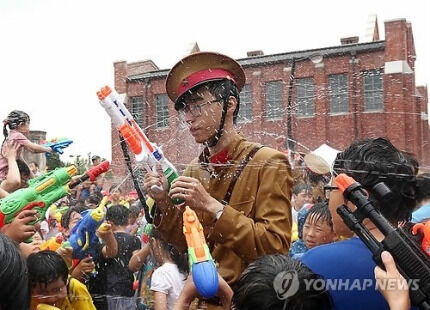 【韓国祭り】 「日本巡査に水鉄砲を撃ちに行こう」…14、15日に行われる子どもイベント「独立軍戦闘体験」が斬新だと話題に