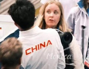 中国人金メダリストに体当りしたスウェーデン人記者、五輪出入り禁止処分