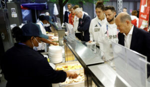 パリ五輪　各競技施設で提供している食料から、食中毒多数発生