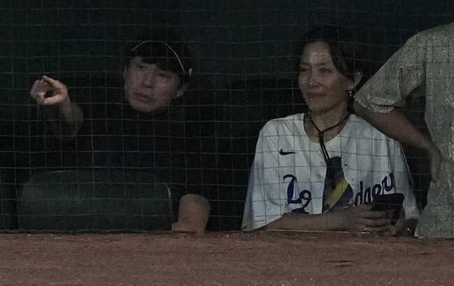 【SMILE-UP.】東山紀之社長、木村佳乃夫妻　大谷翔平出場のドジャース―エンゼルス戦を観戦　ネット裏で笑顔見せる