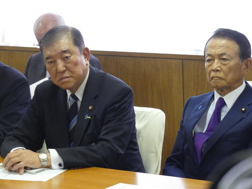 【悲報】麻生太郎最高顧問、記念撮影に加わらず