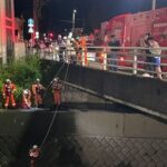 神奈川の下水道工事中、にわか雨で増水し、男性２人が流され不明に！！