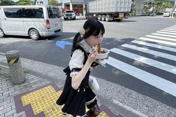 【朗報画像】陰好みの女子、横断歩道で焼きそばｗｗｗｗｗ