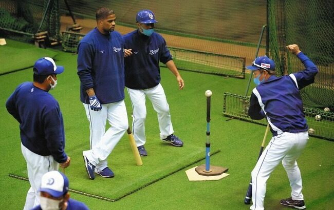 中日スポーツ「立浪監督は『周平ビシエド京田アキーノ中田翔ディッカーソン』の打撃フォームを改造した