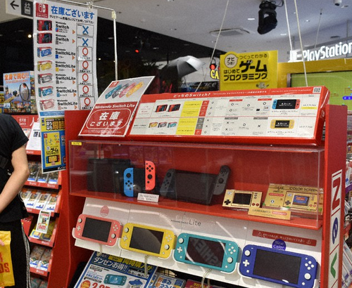 【悲報】量販店の家庭用ゲーム売り場、明らかに規模縮小してる