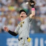 阪神・佐藤輝の“珍プレー”に神宮騒然…凡フライ落球→頭に当てフェアゾーンに