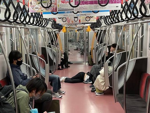 スマホが無かった2010年　電車時間に何やってた？