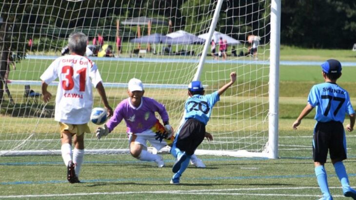 全員80歳以上のサッカーチームが“忖度なし”の小学生と対戦 90歳守護神の動きに子供「キーパーやばっ！」