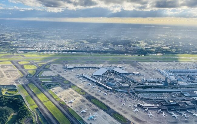 成田空港(上野から普通列車で1.5時間1000円特急1時間2500円)