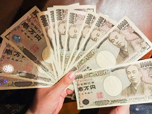 埼玉県のパチンコ店で下皿に置かれていた財布から3万円を盗んだ川越市職員を懲戒処分