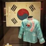 【教授】 チャイナがまた強引にチャイナ風「韓国伝統衣装」展示したオーストラリアの戦争記念館が物議を醸す