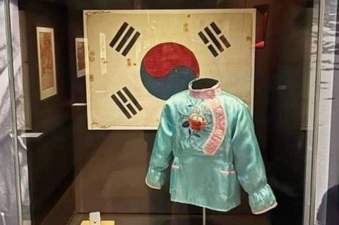 【教授】 チャイナがまた強引にチャイナ風「韓国伝統衣装」展示したオーストラリアの戦争記念館が物議を醸す