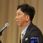 阪神　藤川球児氏が監督就任会見　縦縞ストライプのスーツに黄色のネクタイで登場　「当然、勝ちにいきます」　岡田前監督からの言葉も