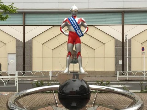 ウルトラマンさん、駅のホームでバトルしてしまう…