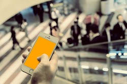 【ながらスマホ】「 そっちが避けるのが当たり前…だと！ 」いい大人が駅のホームでノロノロ歩いてまで観たいものって一体、何ですか？