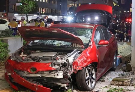 84歳女性が運転するプリウス暴走！歩道に乗り上げ歩行者をはねまくる！！