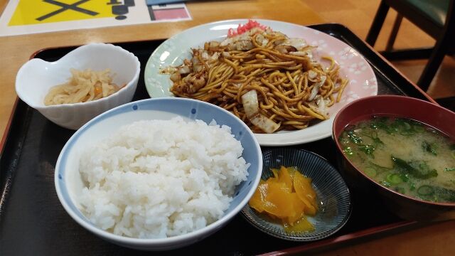 焼きそばおかずに白飯って食える？