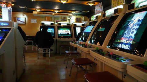 ゲームセンター「なんでお前ら来てくれないの！？昔はたくさん来てくれてたのに！！！」