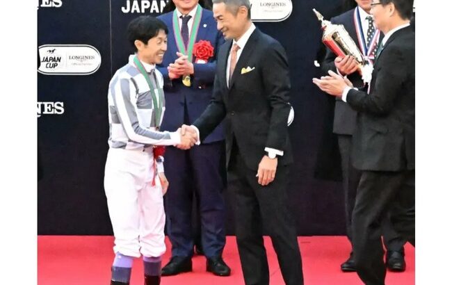 【競馬】イチロー氏がジャパンCの表彰式に登場！「アスリートとして感銘を受けました」　武豊との超豪華2ショットに競馬ファン歓喜