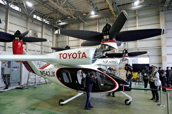 【朗報】トヨタ、ついに空飛ぶ車をお披露目