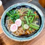 立ち食いうどんで最強のうどんはかき揚げだけど、蕎麦で最強なのは山菜だよな？