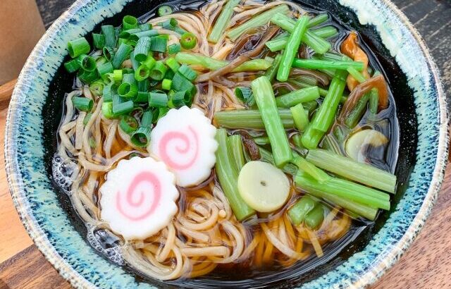 立ち食いうどんで最強のうどんはかき揚げだけど、蕎麦で最強なのは山菜だよな？