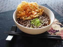 そば屋で「山菜そば」を頼めるやつって人生に余裕がありそうだよな