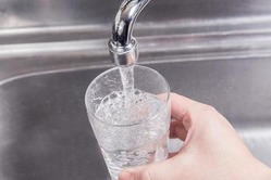 「空気から飲み水」を作る装置を開発、1台で1日最大33リットルの水を作り出す　群馬で試験的に導入