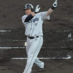 統一球シーズンの2011年　中村剛也（西）48本　千葉ロッテ（ロ）46本