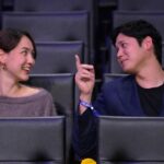 大谷翔平　妻・真美子さんと仲むつまじくNBAレイカーズ戦を生観戦　レイカーズ特別ユニフォームを持って笑顔