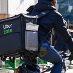 「なんでここに止めたん？」バイクの駐輪を注意されたUber配達員、最終兵器で反撃に！！