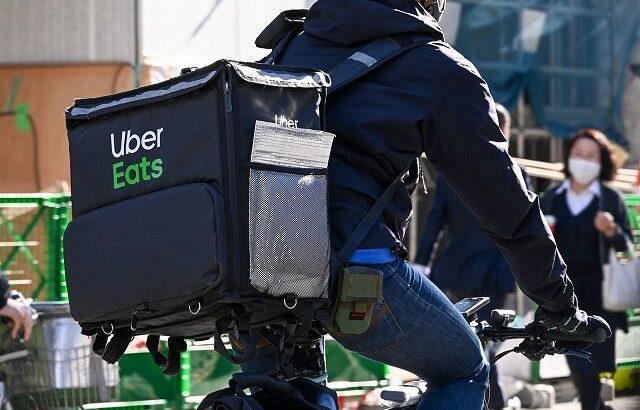 「なんでここに止めたん？」バイクの駐輪を注意されたUber配達員、最終兵器で反撃に！！