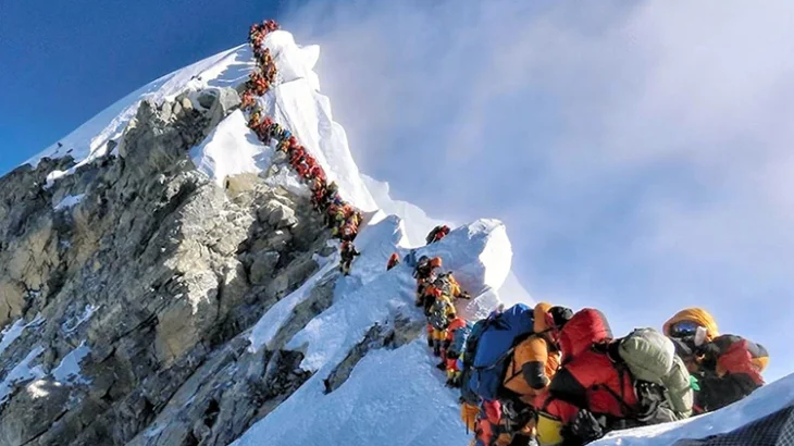 【悲報】エベレスト登山料が大幅値上げされ、山岳愛好家への影響が懸念される