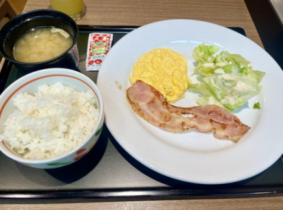 【画像】牛丼屋の朝食、これで390円　安すぎてビビるわ