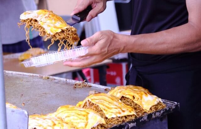 焼きそばに乗せるのは目玉焼きかオムレツか問題