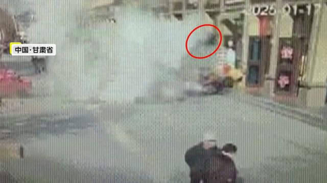 【中国】商店街で爆発事故、男児が吹き飛ばされ負傷　マンホールへの“爆竹投げ入れ”が原因か