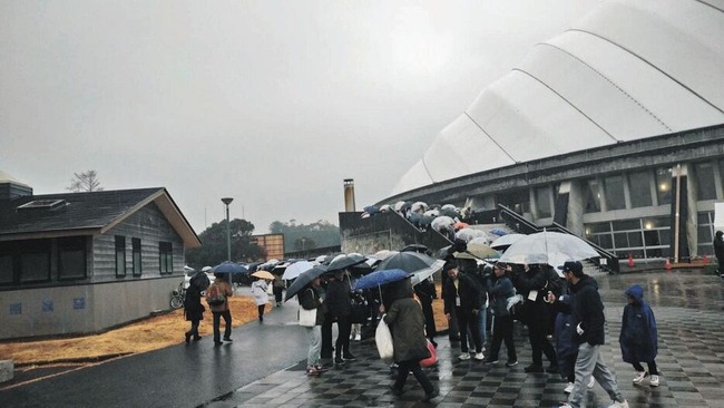 巨人キャンプ、田中将大のユニフォーム姿見たさで雨なのに満員WWWWWWWWWWWWWWWWWWWWWWWWWWWW