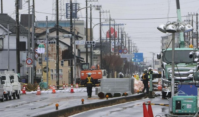 【悲報】救助隊「トラック運転手の救出活動は、当面行えない」　穴に水が流入、崩落の恐れ