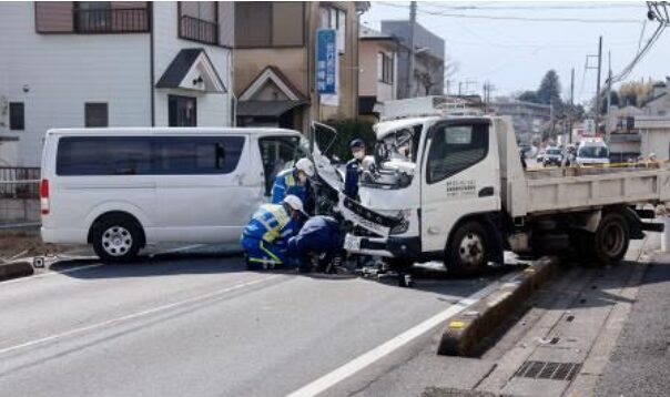 車衝突、乳児が心肺停止 埼玉・川口、他３人搬送 – 東京新聞