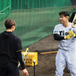 【阪神】坂本誠志郎選手のマスクを試着する佐藤輝明選手