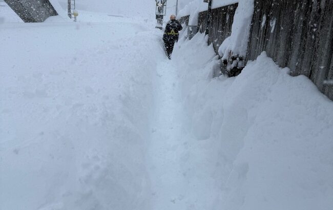 【悲報】帯広市、半日で雪1m積もってしまう…