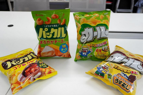 【衝撃】お菓子業界もパクリブーム！？東ハト新商品「パックル」が「カール」に激似と話題　法的にはセーフorアウト？弁護士の見解は…