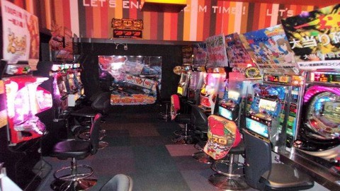 ゲーセンのスロットコーナーでスロ打ってるガキ ← これ