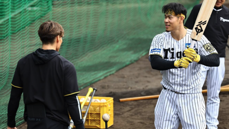 阪神・佐藤輝が右翼で守備練習